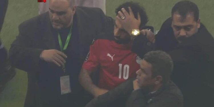 قائد الفراعنة محمد صلاح يغادر ملعب ديامينياديو بالعاصمه السنغالي دكار وسط حراسة خاصة