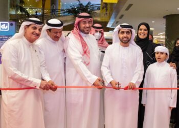 فى مركز تايمز اسكوير بدبي محمد بن مكتوم يفتتح معرضا تشكيليا لمهندسة الطيران الاماراتية ” سعاد الشامسى “