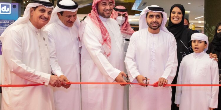 فى مركز تايمز اسكوير بدبي محمد بن مكتوم يفتتح معرضا تشكيليا لمهندسة الطيران الاماراتية ” سعاد الشامسى “