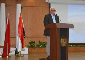 محافظ بورسعيد يتابع سير العملية التعليمية