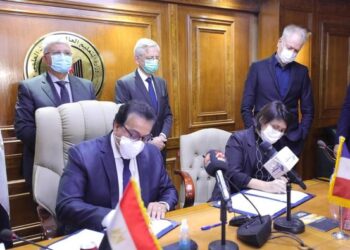 وزير التعليم العالي يوقع