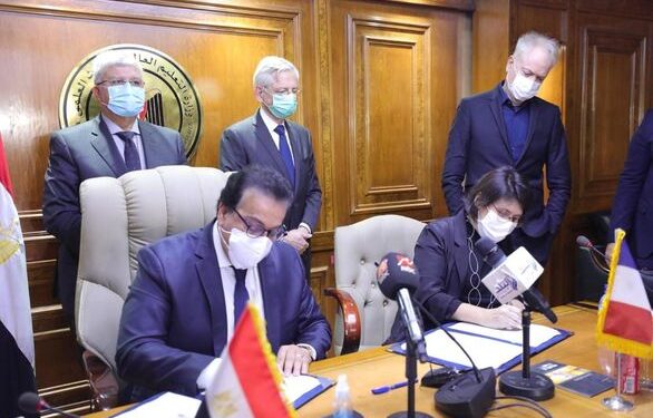 وزير التعليم العالي يوقع