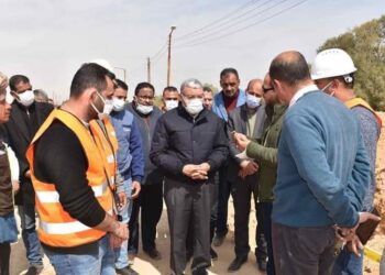 محافظ المنيا يتفقد مشروعات المبادرة الرئاسية بقرية الأقدام خمسة