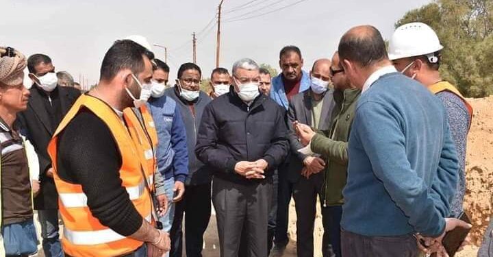 محافظ المنيا يتفقد مشروعات المبادرة الرئاسية بقرية الأقدام خمسة