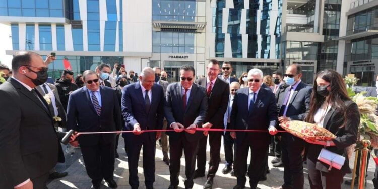 عبدالغفار يطمئن على انتظام العملية التعليمية ويتفقد القاعات الدراسية والمعامل بالجامعة