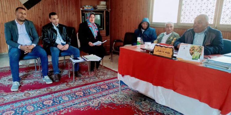 زراعة ابشواى مناقشة جدول أعمال الاجتماع الاسبوعي. 