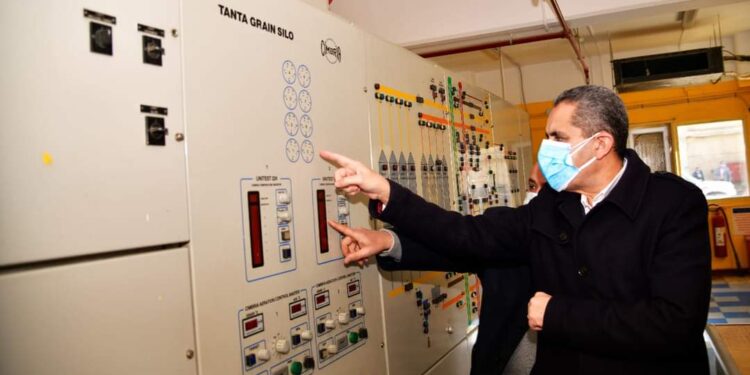 محافظ الغربية يتفقد مواقع تخزين القمح لاستقبال موسم 2022