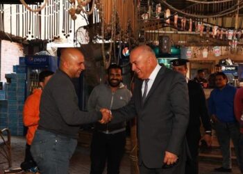 محافظ قنا : سيرا علي الاقدام في جولة مفاجأة على الأسواق والمحلات لمحاربة الغلاء 