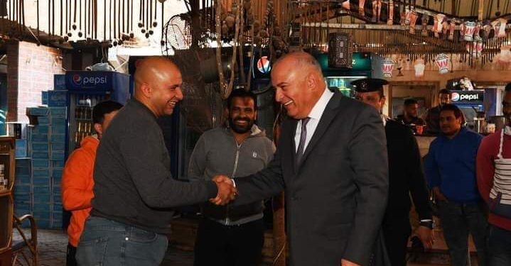 محافظ قنا : سيرا علي الاقدام في جولة مفاجأة على الأسواق والمحلات لمحاربة الغلاء