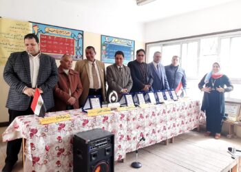 تكريم الطلاب المتفوقين بمدرسة الثانوية بنات بالمحمودية 