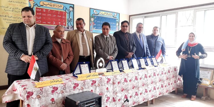 تكريم الطلاب المتفوقين بمدرسة الثانوية بنات بالمحمودية