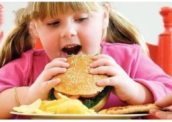 مخاطر سمنة الأطفال في سن مبكر.