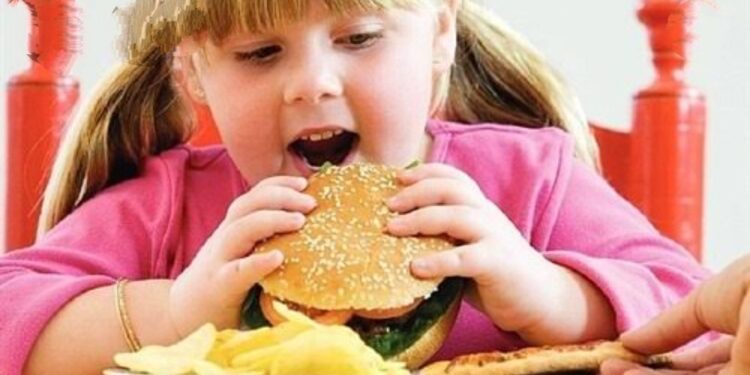 مخاطر سمنة الأطفال في سن مبكر.