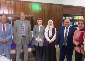 عميد ووكلاء حقوق عين شمس يقومون بافتتاح معرض الكتاب القانوني