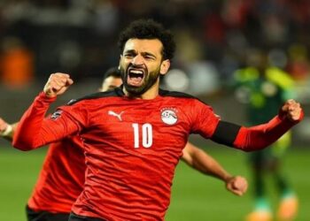 الفراعنة يعبرون الأسود في الشوط ألاول.