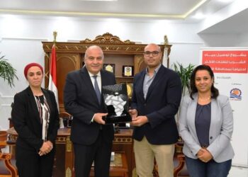 الداودي يوصي بتوصيل مياه الشرب للأسر الأولى بالرعاية بقرى قنا