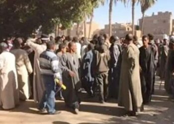 إصابة 13 شخصاً