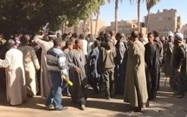 إصابة 13 شخصاً