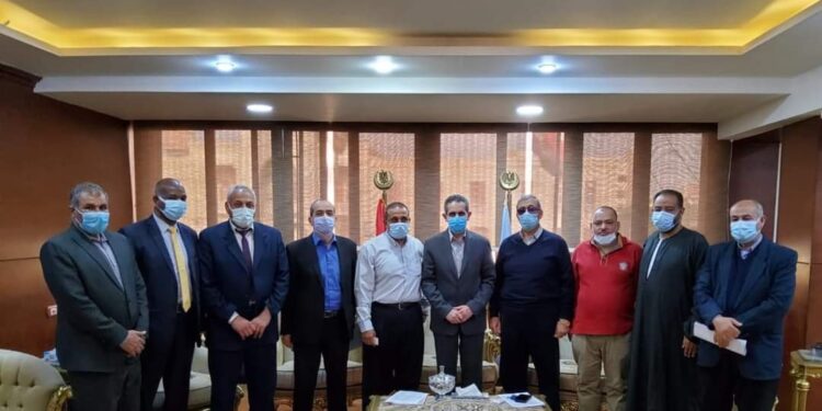 محافظ الغربية يجتمع بكبار تجار الخضر والفاكهة لمناقشة ضبط الأسعار