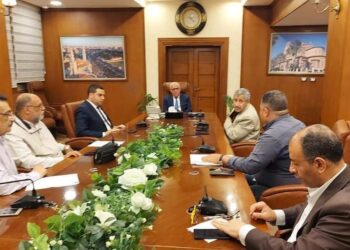 محافظ بورسعيد يواصل اجتماعاته لمتابعة إجراءات توريد القمح.