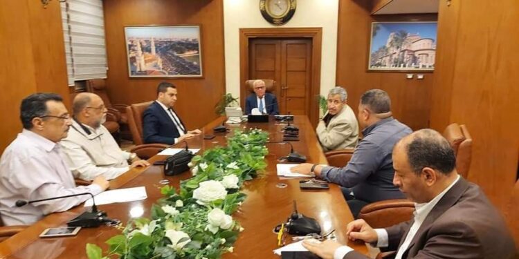 محافظ بورسعيد يواصل اجتماعاته لمتابعة إجراءات توريد القمح.