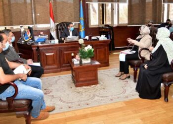 محافظ الغربية يناقش موقف