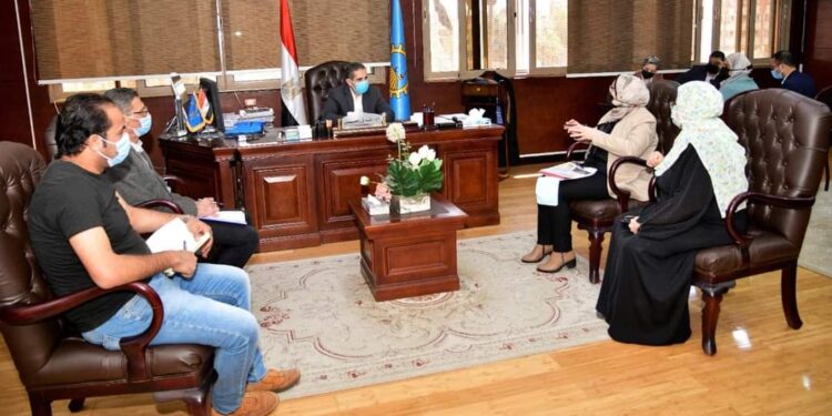 محافظ الغربية يناقش موقف