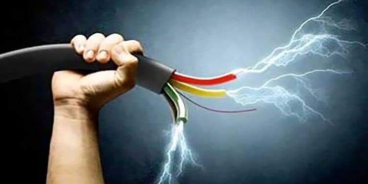 وفاة الشاب علاء صعقا بالكهرباء أثناء العمل شهيد لقمه العيش بالفيوم