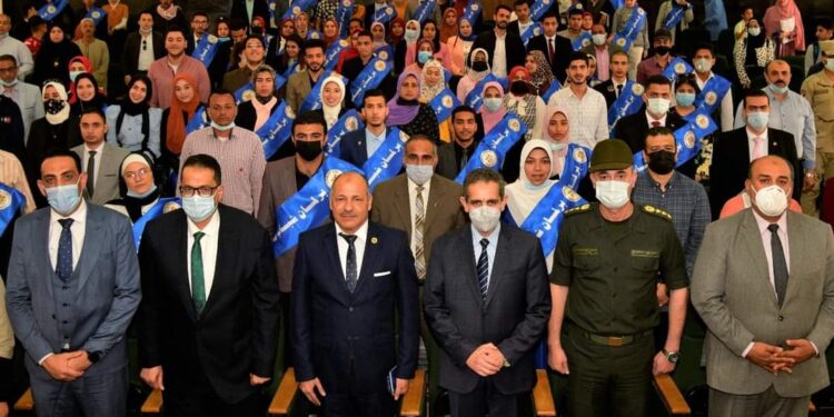 محافظ الغربية يكرم 10 من شهداء القوات المسلحة في ذكرى انتصارهم