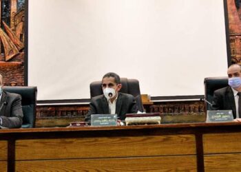 محافظ الغربية يناقش مع