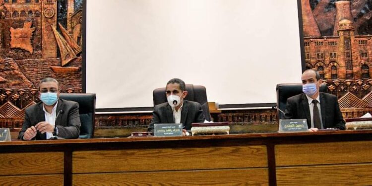 محافظ الغربية يناقش مع