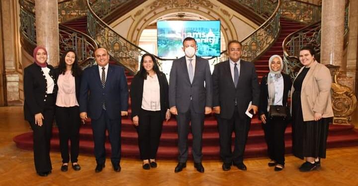 تكريم طلبة حقوق عين شمس لفوزهم بالمركز الثانى على مستوى الشرق الأوسط