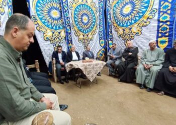 أشرف الداودى يقدم واجب العزاء لأهالى شهداء لقمة العيش وإعانة عاجلة لأسرهم