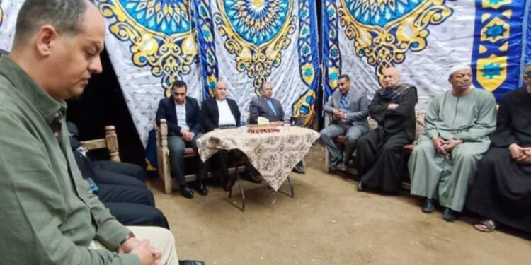 أشرف الداودى يقدم واجب العزاء لأهالى شهداء لقمة العيش وإعانة عاجلة لأسرهم