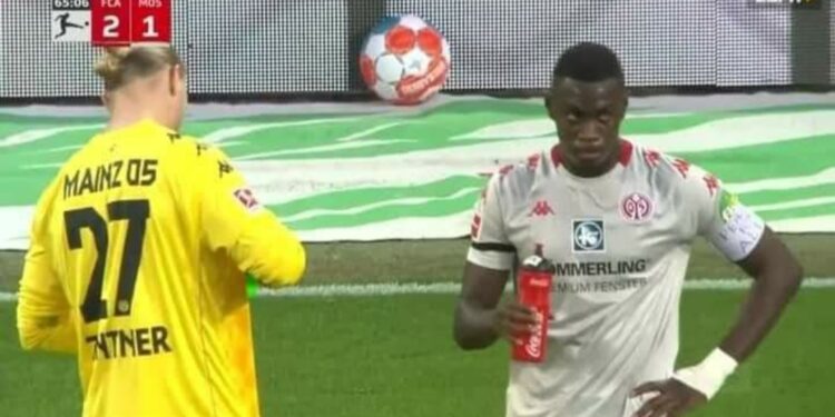 تعامل حضاري من حكم ألماني تجاه لاعب مسلم صائم