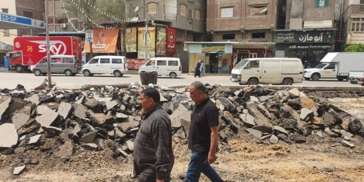 ازدحام المرور وعدم توفر وسائل المواصلات بموقف عزبة البرج.