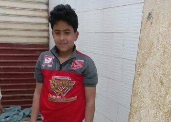 طفل يتبرع بمصروفة لشراء شكارة بصل للجنة زكاة السنانية