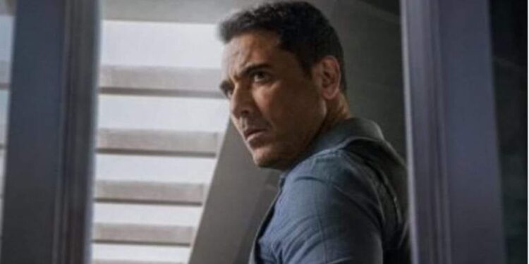 من الحلقة التاسعة من الإختيار 3أحمد عز يقترع خطة للسيطرة على شحنة السلاح بعد وصولها