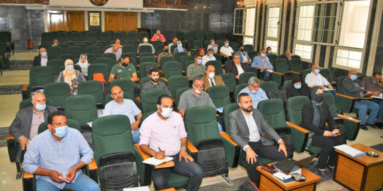 محافظ الغربية يناقش موقف مشروعات “حياة كريمة “بنهطاي وتفهنا العزب