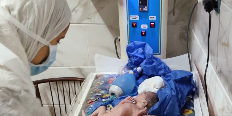 سيدة تضع 5 توائم