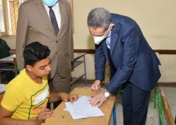 رحمي يطمئن على انتظام لجان الشهادة الإعدادية في يومها الأول
