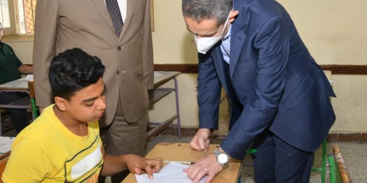 رحمي يطمئن على انتظام لجان الشهادة الإعدادية في يومها الأول