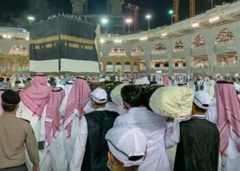 في ظلال الكعبة   قلوب خاشعات في معراجها لرافع السموات بلا عمد شوق أتى بها وإله غفور يحتضن دقاتها وعيون ملؤها الدمع دموع فرح ودموع ندم