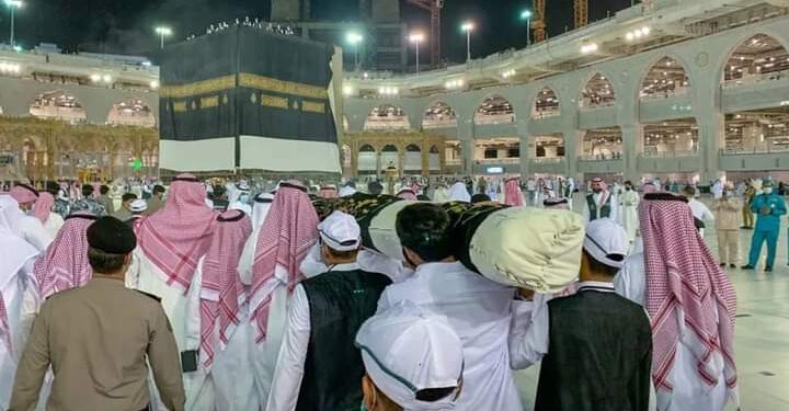 في ظلال الكعبة   قلوب خاشعات في معراجها لرافع السموات بلا عمد شوق أتى بها وإله غفور يحتضن دقاتها وعيون ملؤها الدمع دموع فرح ودموع ندم