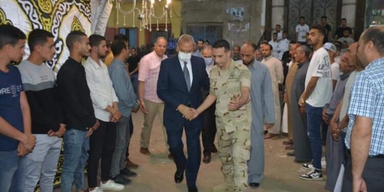 محافظ القليوبية يقدم واجب العزاء لاسرة الشهيد البطل /ابراهيم رفعت عواد حسن بمدينة الخانكة ضحية الهجوم الارهابى