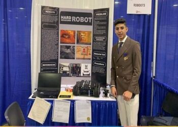 محافظ الغربية يدعم المواهب العلمية ويكرم طالب حصل علي المركز الثالث عالميا. 