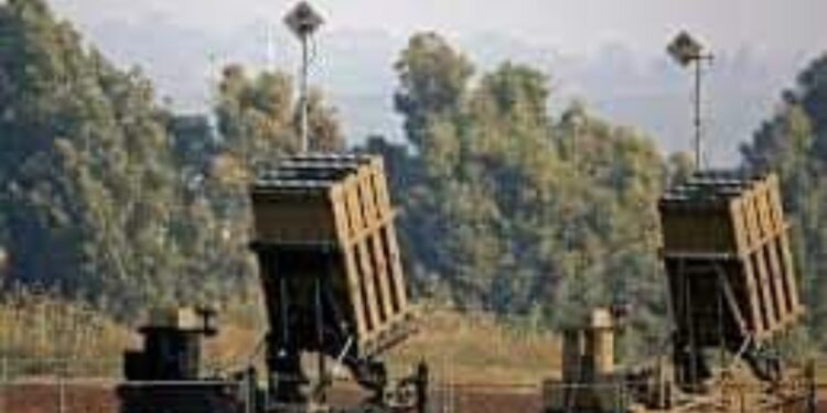 تكثف إسرائيل من نشر “القبة الحديدية “تخوفا من قذائف قطاع غزة.