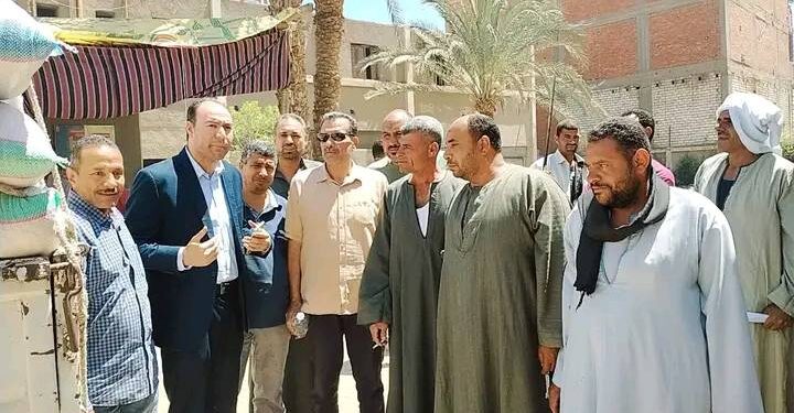 رئيس مركز ومدينة أبشواي بالفيوم يتابع توريد القمح بشونة أبشواي