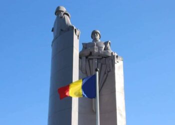 العقيد محمود وهبى يضع اكليل من الزهور على قبر الجندى المجهول برومانيا