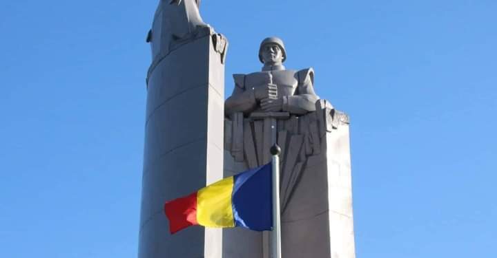 العقيد محمود وهبى يضع اكليل من الزهور على قبر الجندى المجهول برومانيا